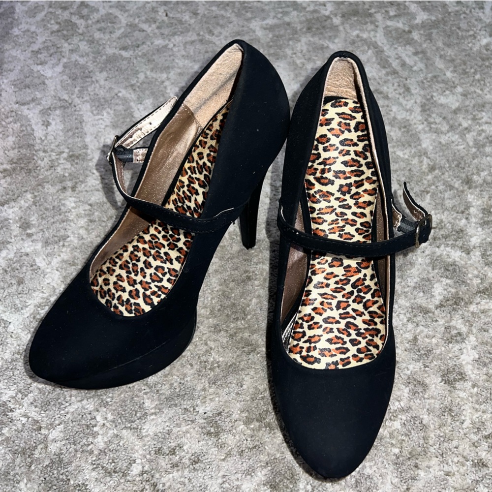 BLACK HEELS WITH STRAP WOMENS SIZE 8